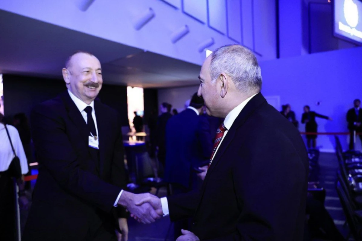 [[İlham Əliyevlə Paşinyan]] ayaqüstü söhbət etdilər