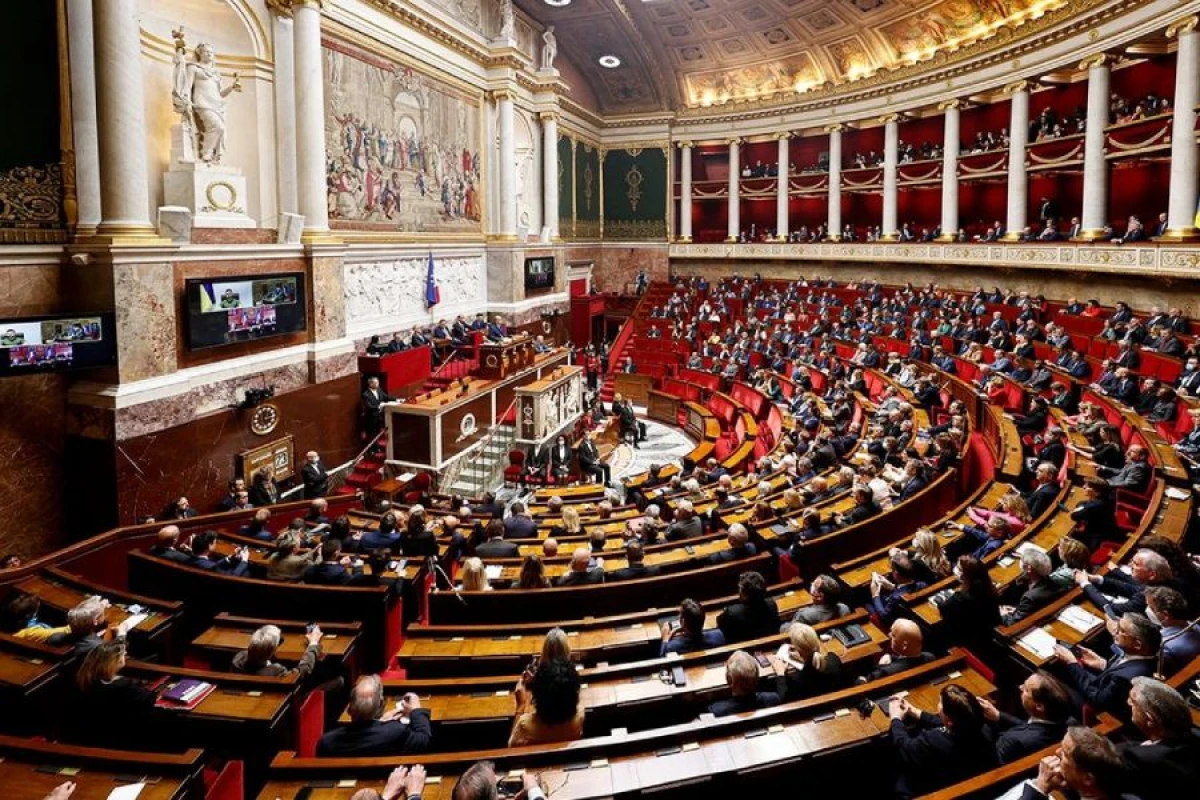 Fransa parlamenti hökumətə etimadsızlıq təklifini [[rədd etdi]]