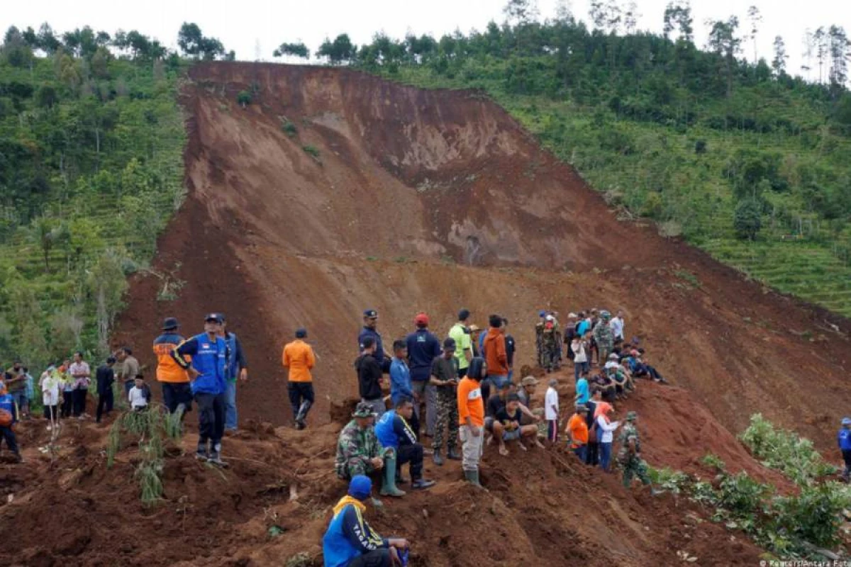 İndoneziyada torpaq sürüşməsi baş verdi: [[Ölənlər var]]