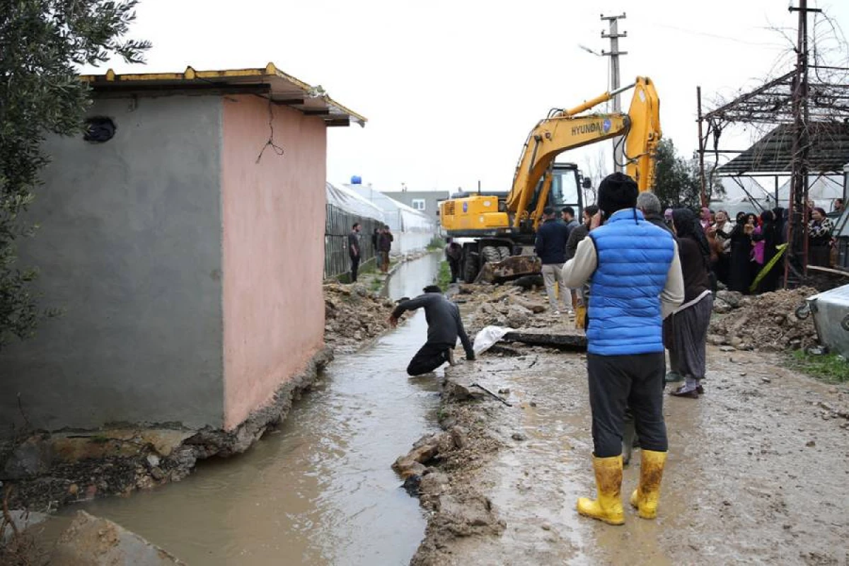 Türkiyədə su kanalına düşən [[3 yaşlı uşaq öldü]]
