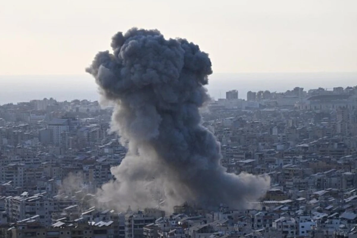 İsrail [["Hizbullah"ın silah sexini]] vurdu