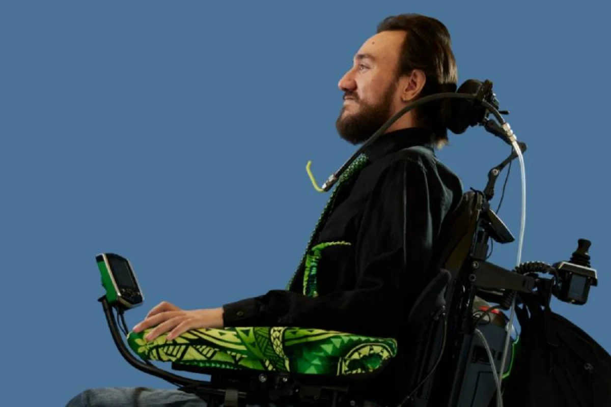 İlon Mask [[21 insanın beyninə]] çip yerləşdirdi