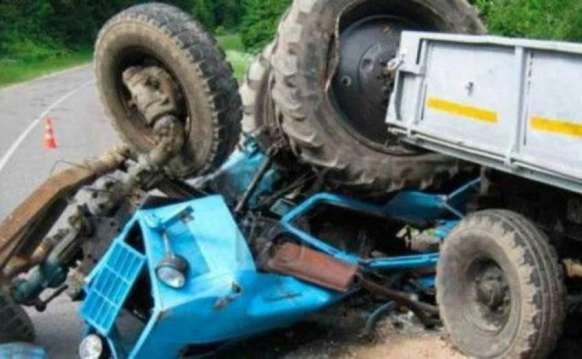 Minik maşını traktorla toqquşdu: [[xəsarət alan var]]