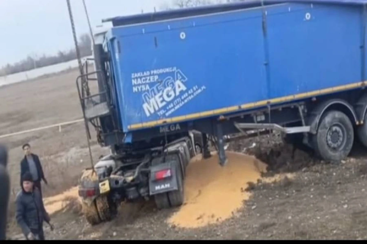 Ucarda yük maşını ilə minik maşını toqquşdu, [[yaralılar var]]