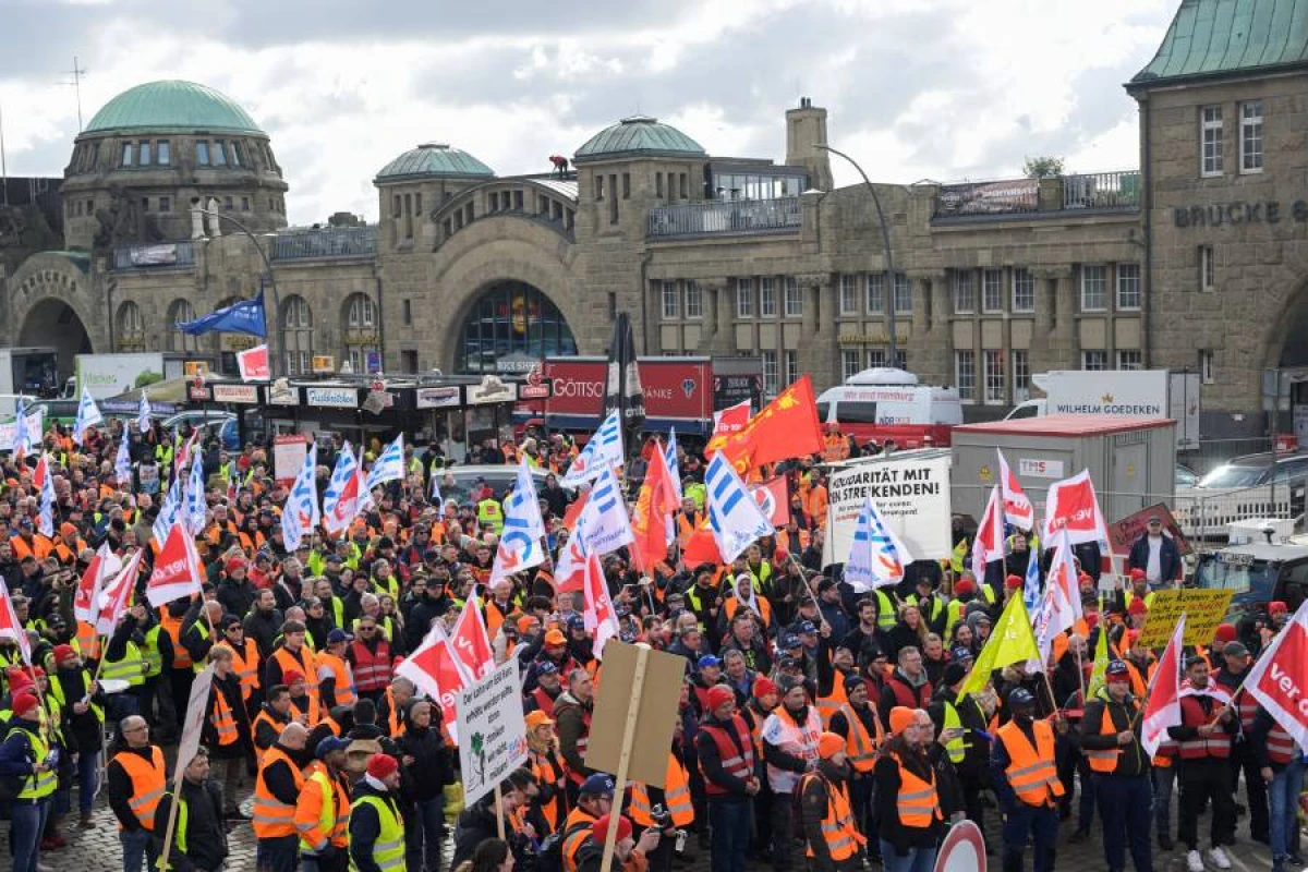 Almaniyada ictimai nəqliyyat işçiləri [[tətil keçirir]]
