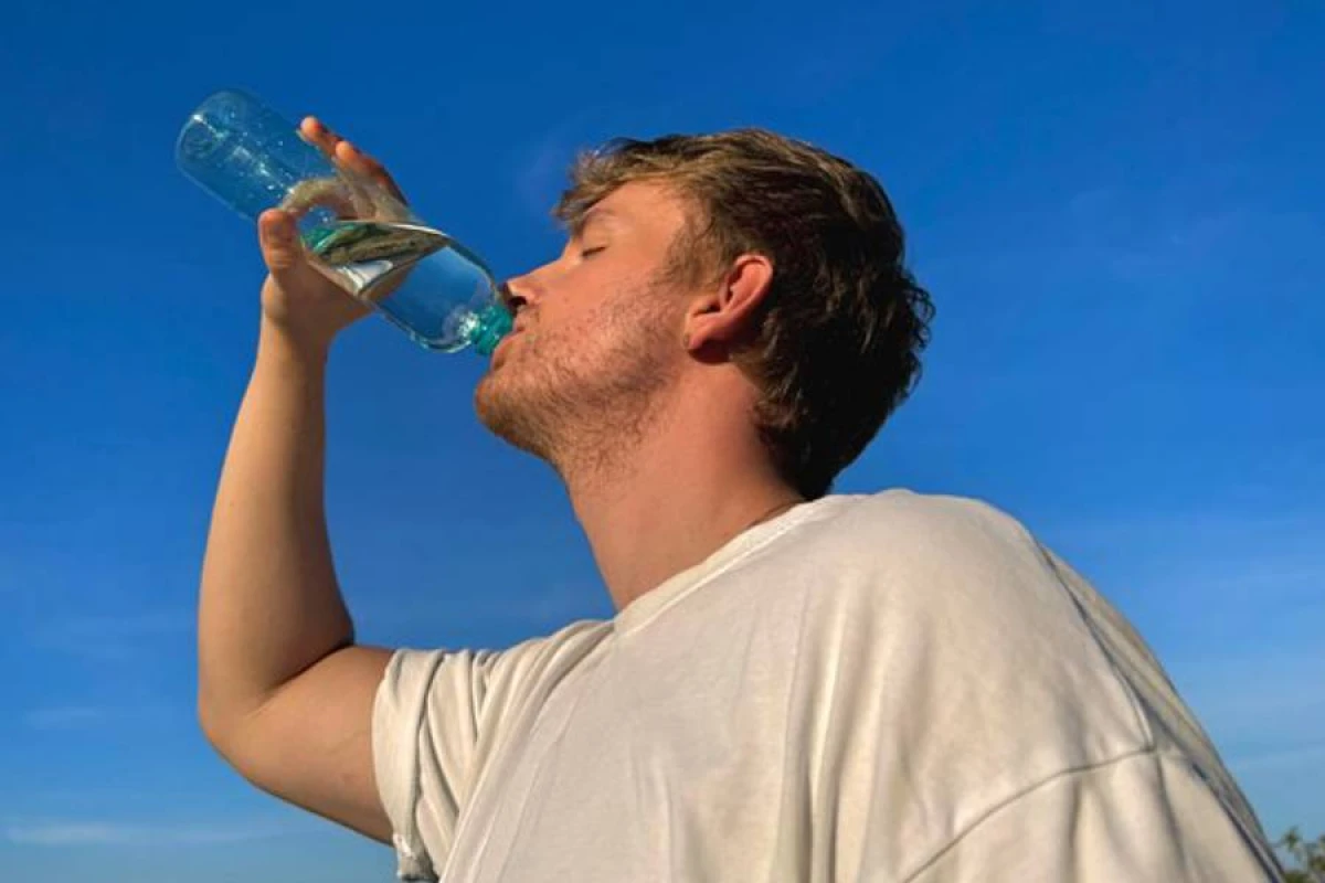 Kalsiumlu su yaşlılarda yıxılma riskini [[82% azaldır]]