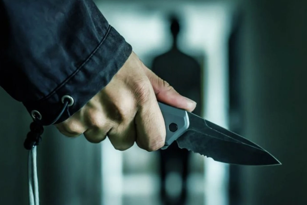 Bakıda yeniyetmə qız [[atasını bıçaqladı]]