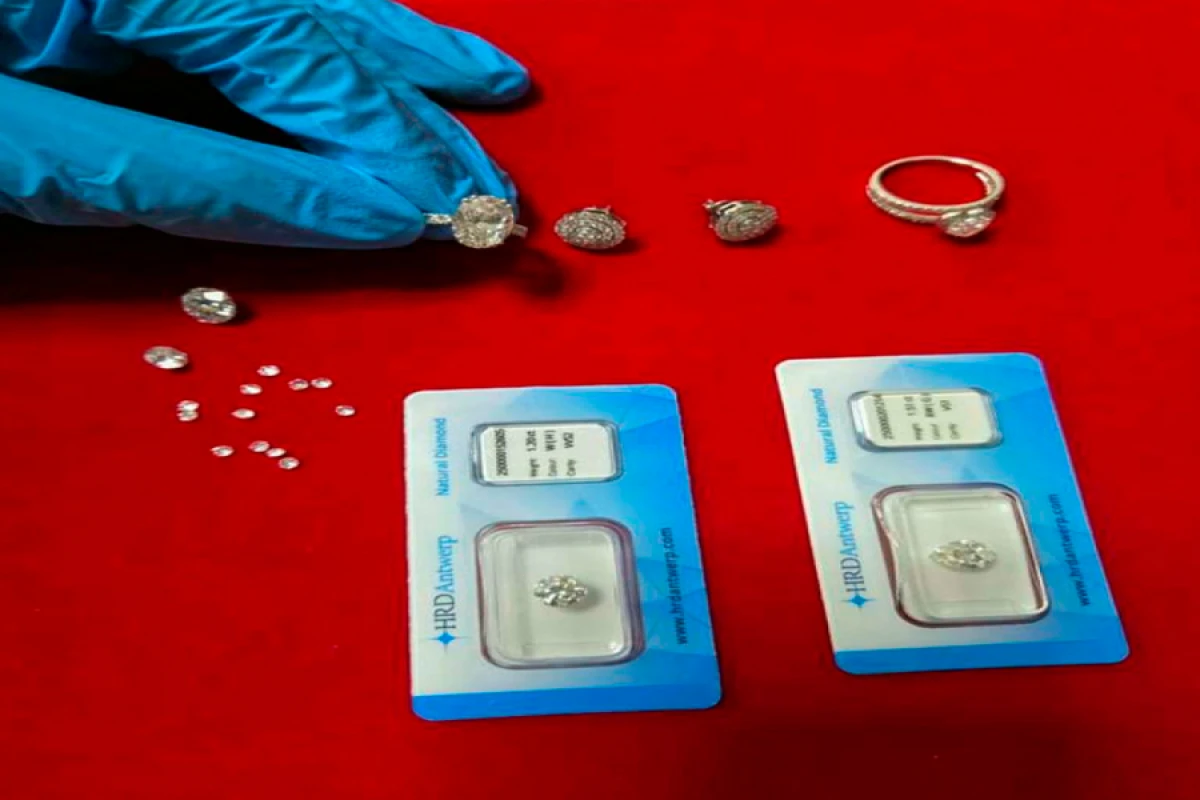 [[Brilyant qaşlar və qızıl-zinət əşyaları]] aşkar edildi