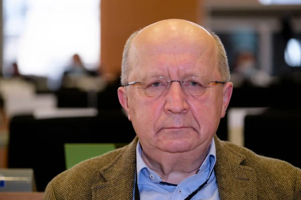 [[Andryus:]] “Aİ oyanmalı və güclü hərbi gücə çevrilməlidir”