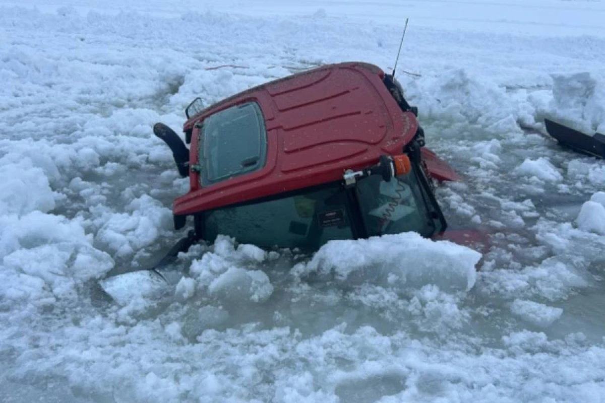 Buz yarıldı, [[traktor suya batdı]]