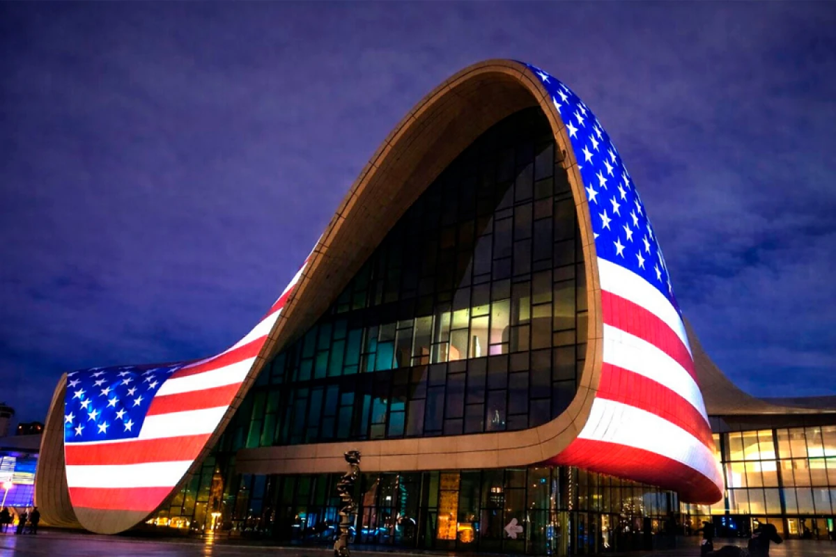 Heydər Əliyev Mərkəzi [[ABŞ bayrağı ilə]] işıqlandırıldı