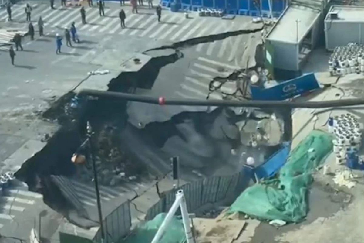 [[Şanxayda]] yolayrıcı çökdü