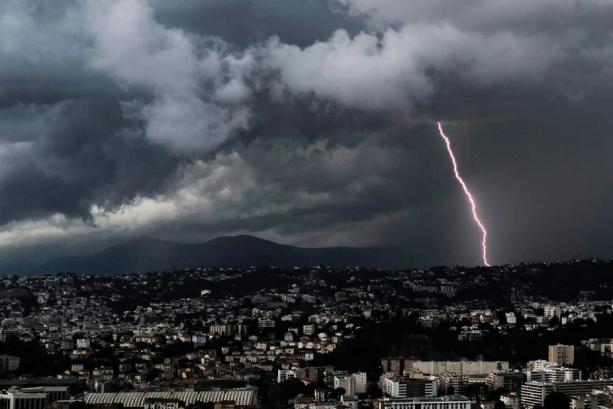 Qasırğa [[450 min evi]] işıqsız qoydu