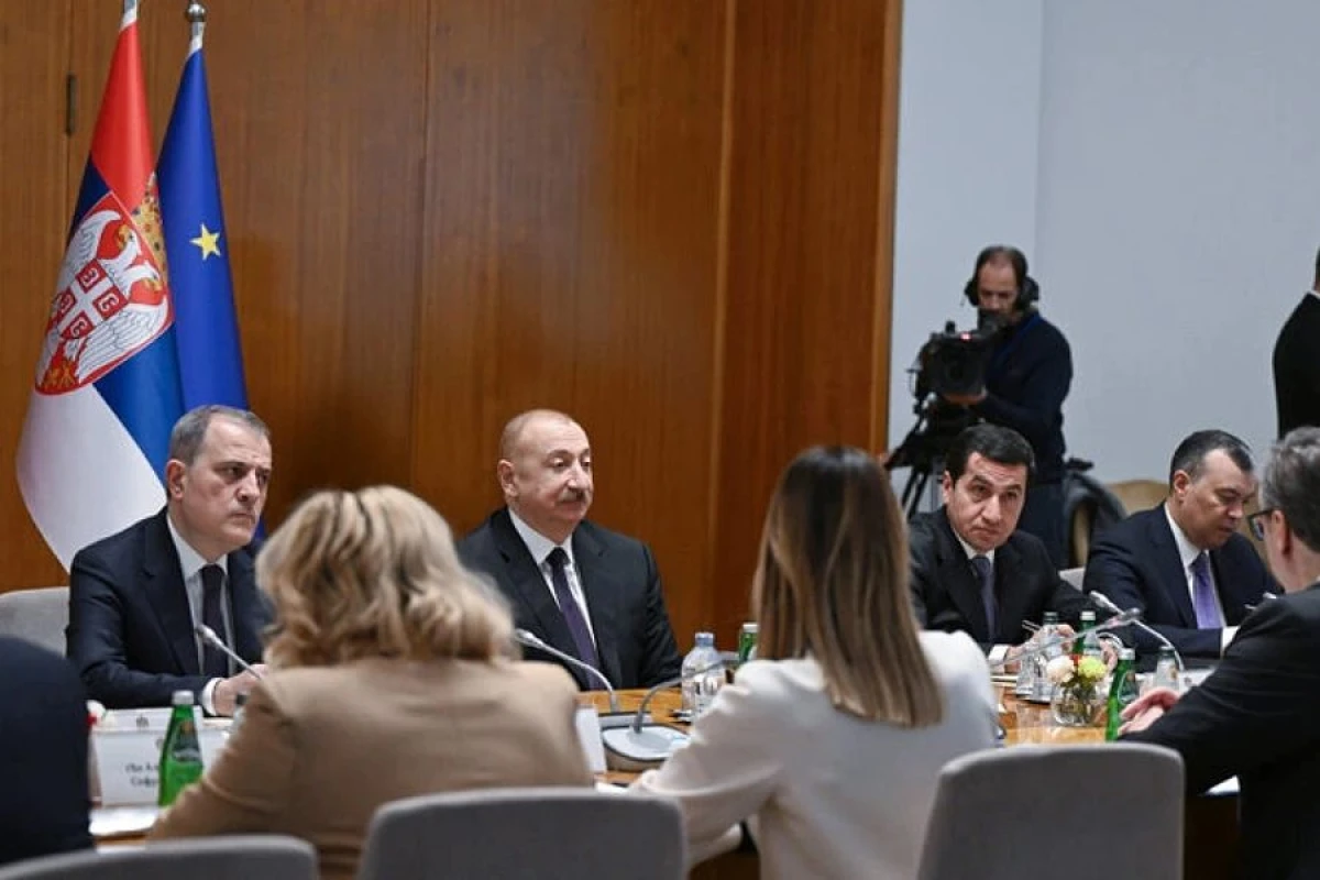 Vuçiçin adından verilən şam yeməyində Serbiyanın hərbi orkestri "Ay Laçın"ı ifa etdi [[- VİDEO]]