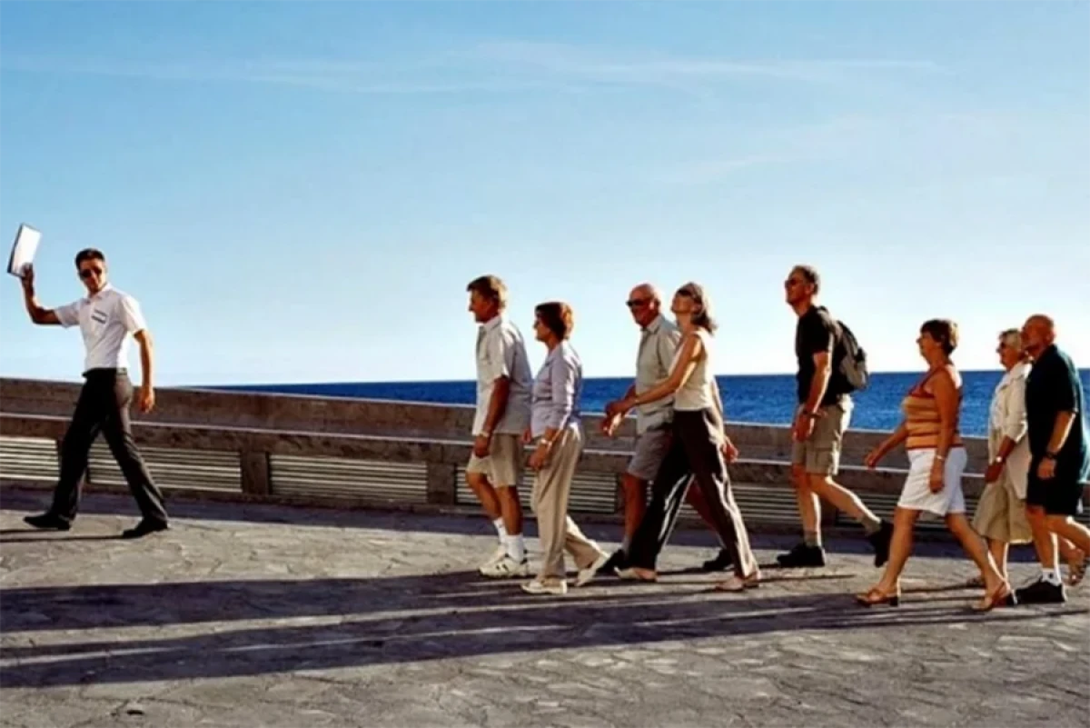 Daha [[157 turizm bələdçisinə]] vəsiqə verildi