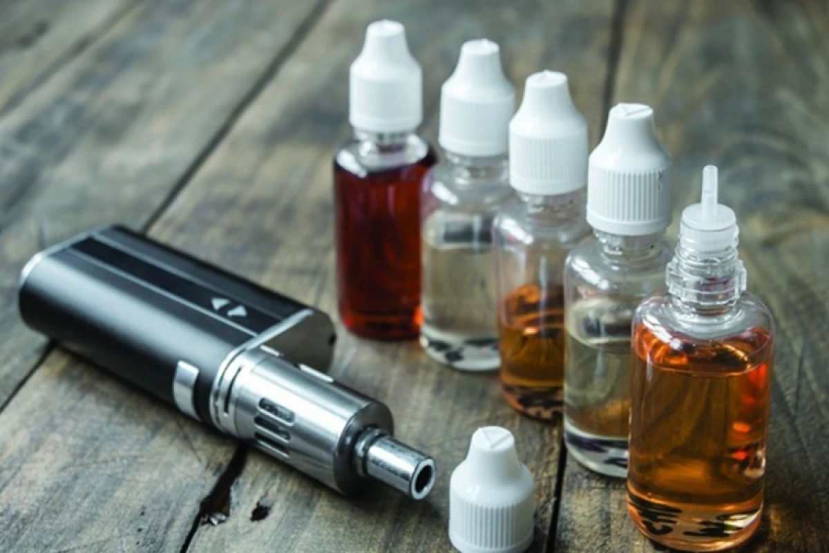 Küçələrdə [[elektron siqaret çəkənlər]] cərimələnəcək