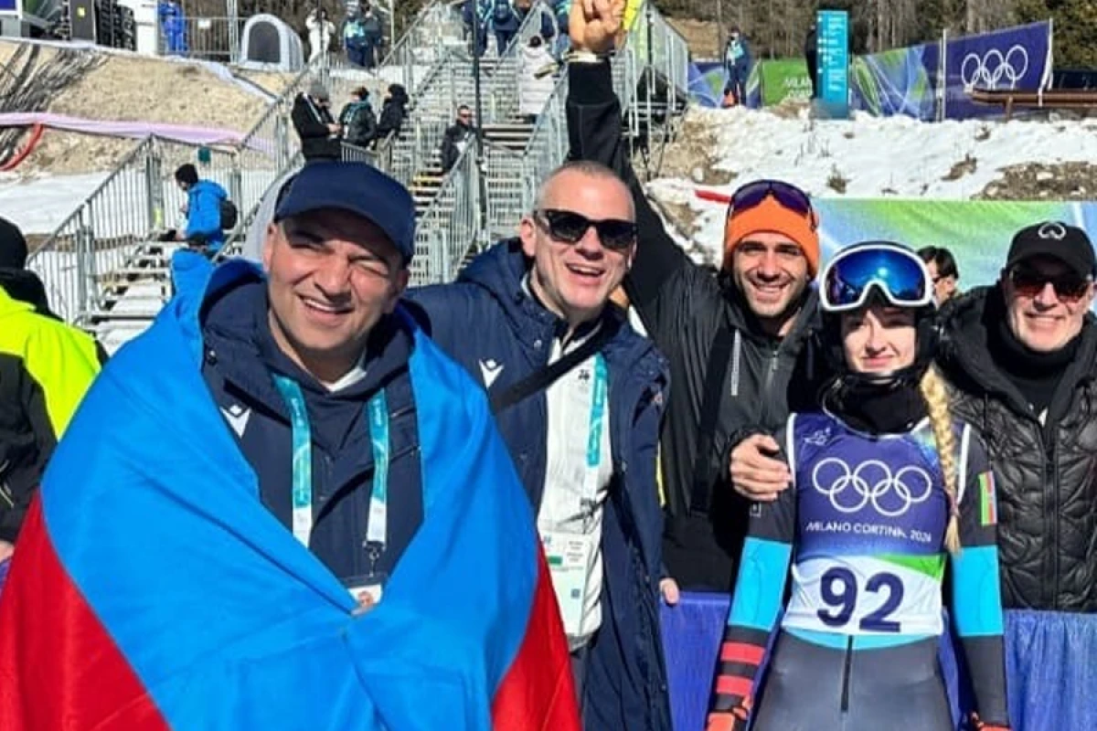 Kortina dağlarında Azərbaycan bayrağı: [[gənc xizəkçinin debütü]]