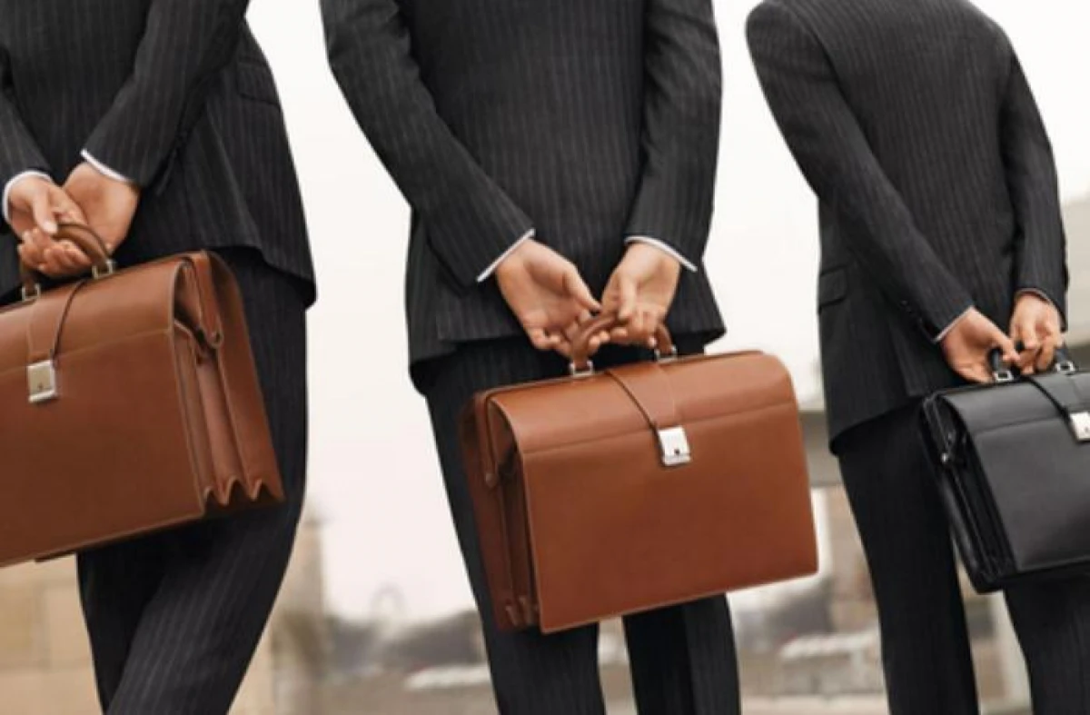 Bu məmurlar [[vəzifələrini itirdilər]]