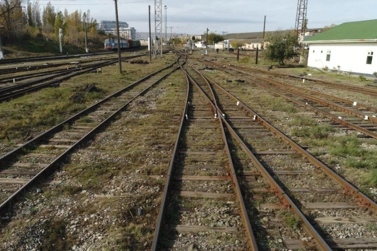 [[ADY:]] Dəmir yolu ətrafında yerləşən sıx tikililər təhlükəsizlik üçün riski artırır