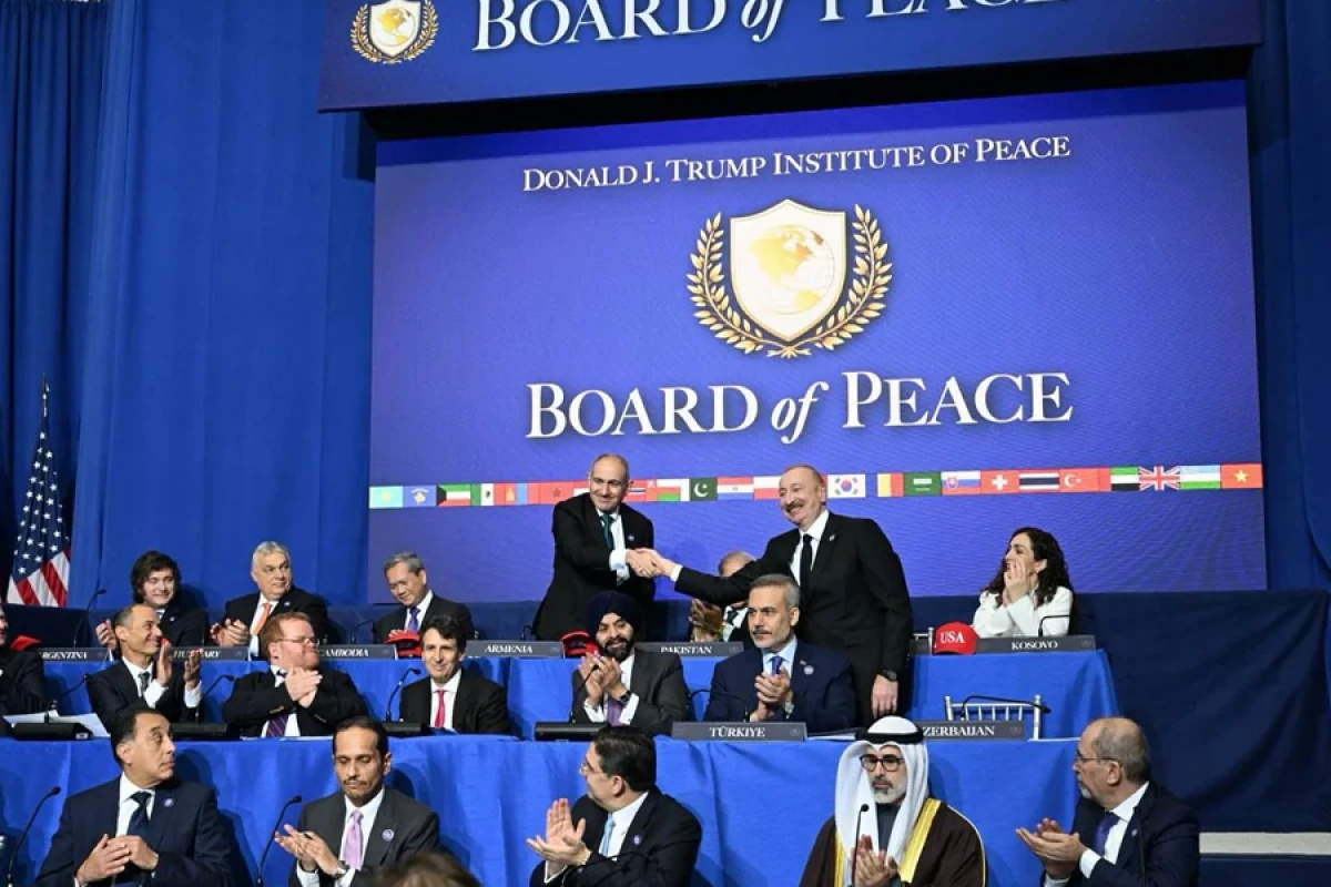 [[Hikmət Hacıyev:]] Sülh Şurasının ilk iclasında Azərbaycan və Ermənistan liderlərinin əl sıxması dərin simvolik məna daşıyır