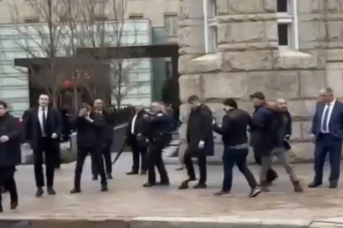 [[Azərbaycan səfirliyi:]] Etirazçılar Prezident avtomobilinə yönəlik hücum aktları həyata keçiriblər