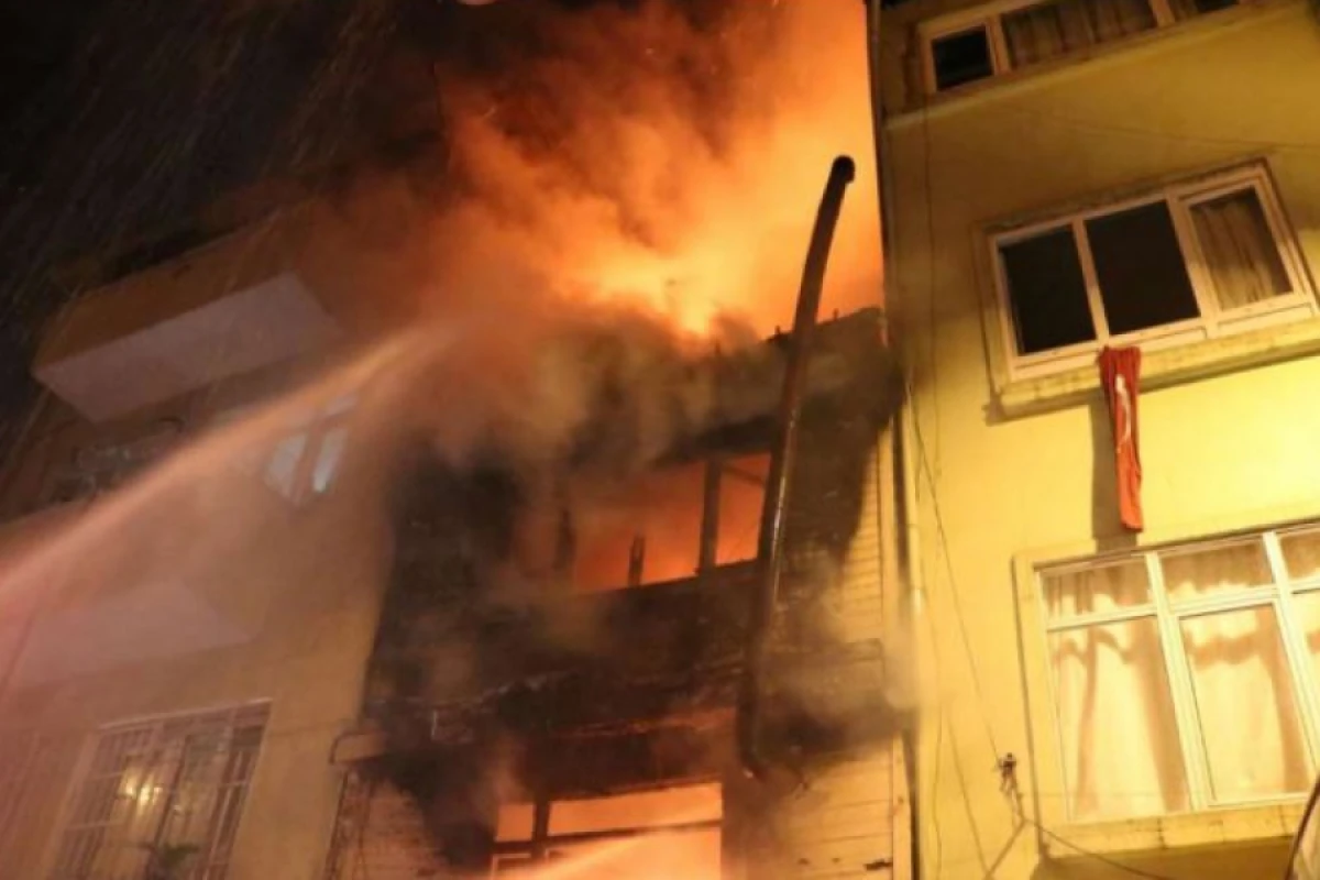 Nərimanovda yaşayış binası yanır [[- VİDEO]]