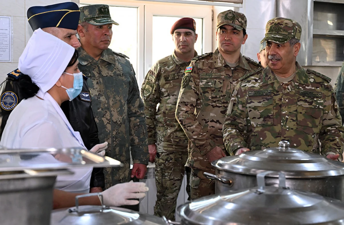 Müdafiə naziri Zakir Həsənov HHQ-nin bölmələrində oldu [[- VİDEO]]