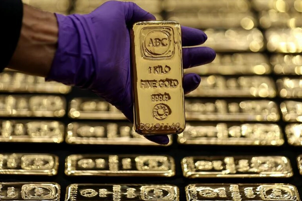 Qızılın qiyməti [[üç həftənin zirvəsinə]] yüksəldi