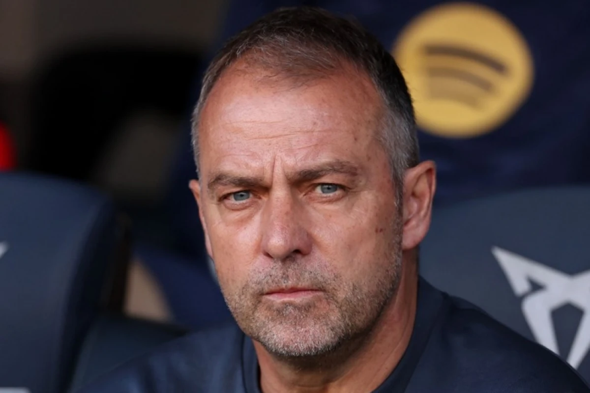 Flik komandanı [[dəmir intizama]] salır