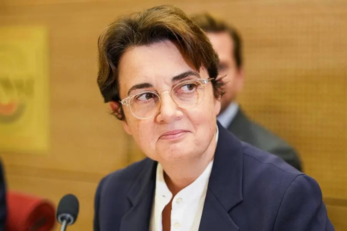 [[Luvr Muzeyinin direktoru]] istefa verdi