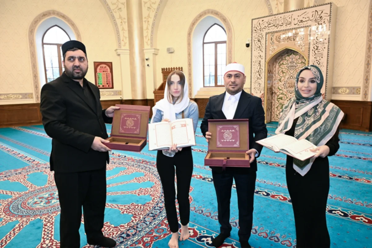 [[Leyla Əliyeva və Alena Əliyeva]] Cümə məscidini ziyarət etdilər