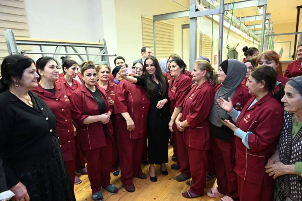 Leyla Əliyeva [[Şuşa məscidi üçün hazırlanan xalçaların kəsim mərasimində]] iştirak etdi