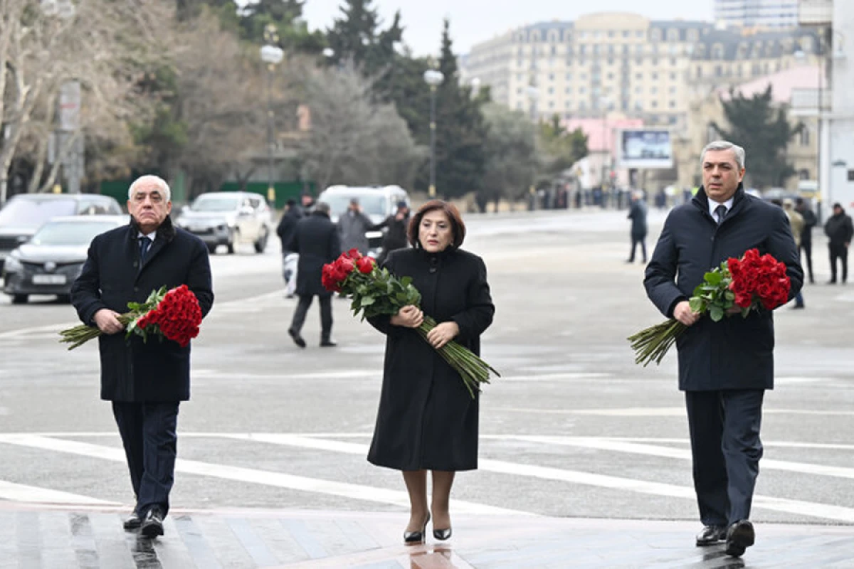 Dövlət və hökumət rəsmiləri [["Ana harayı" abidəsini]] ziyarət etdilər