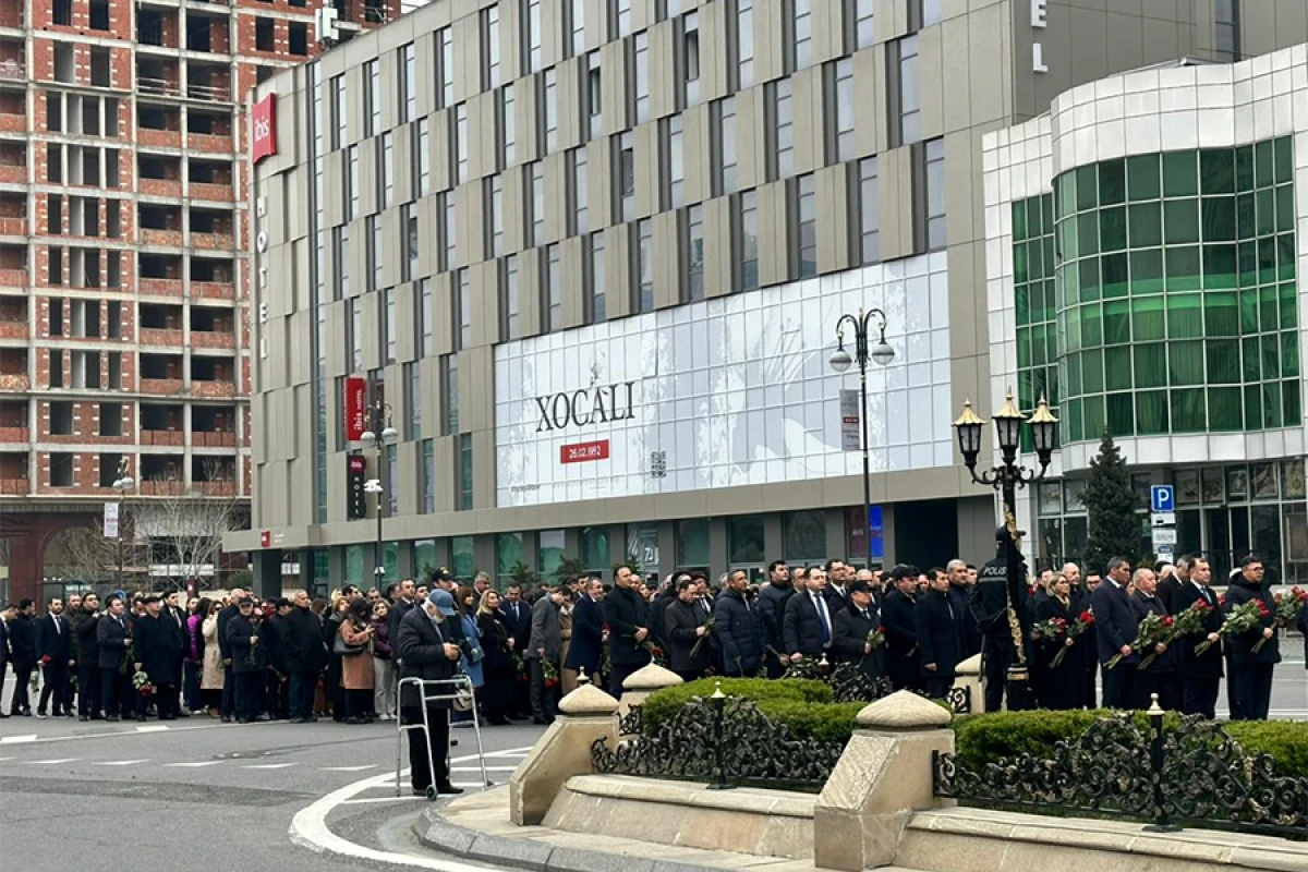 “Ana harayı”na [[insan axını]] davam edir