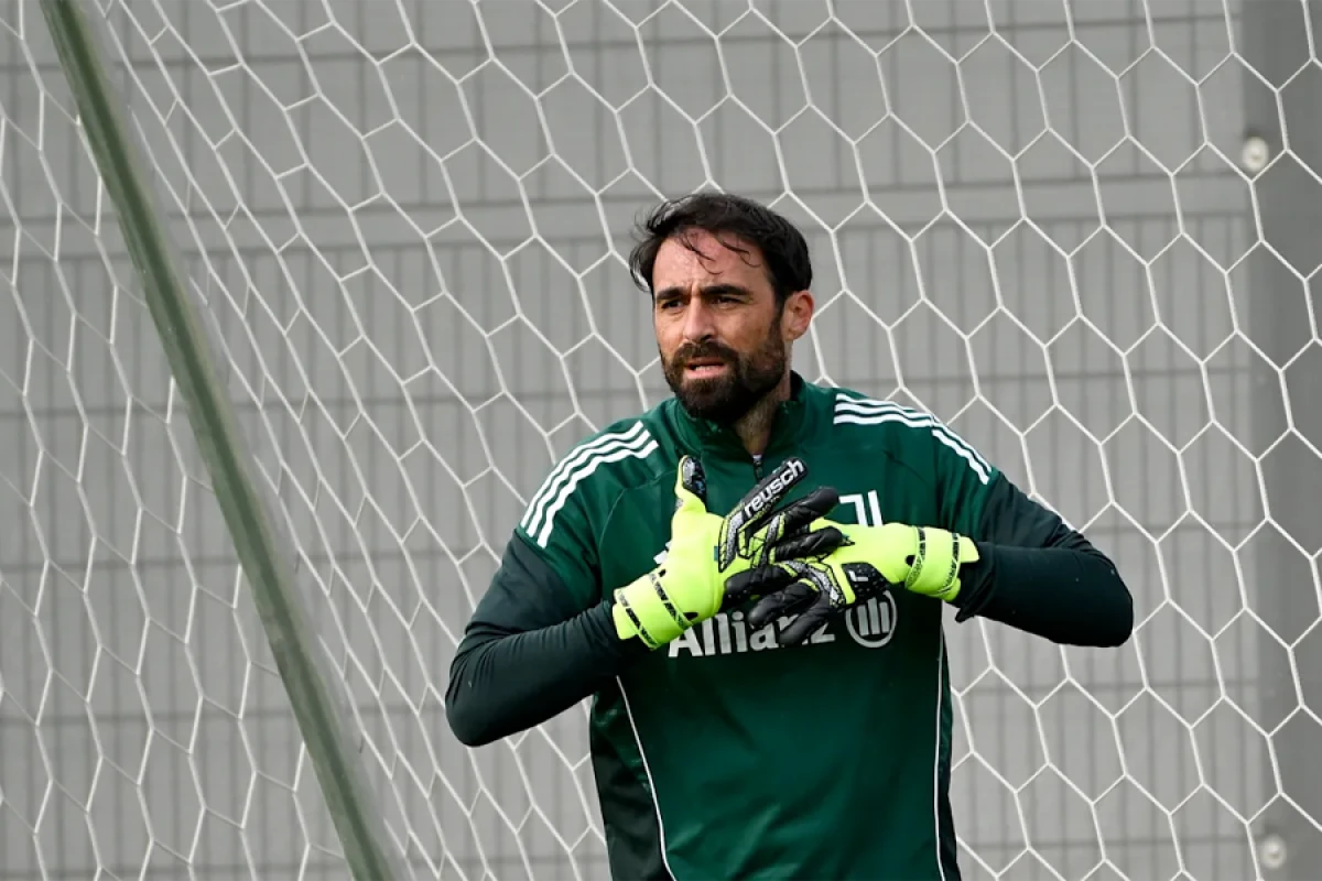 Karlo Pinsolyo [[Turin klubunda]] davam edəcək