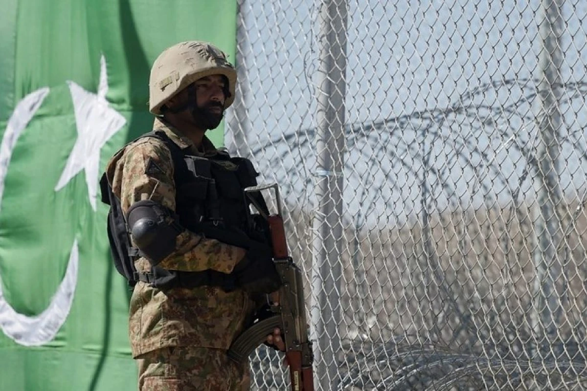 Pakistan Əfqanıstanla sərhəddə [[patrul xidməti həyata keçirir]]