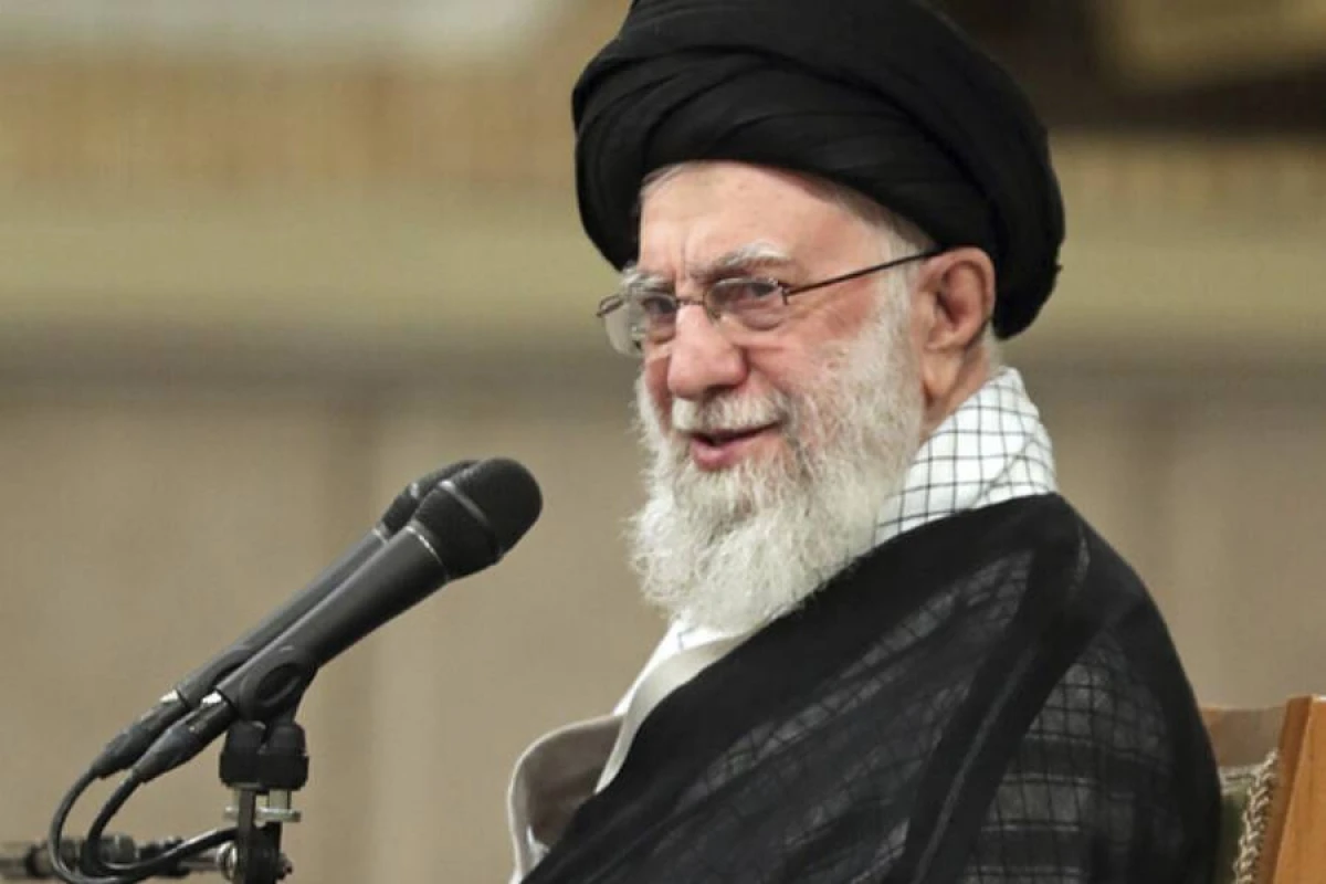 [[Xamenei Tehrandan çıxarıldı]]