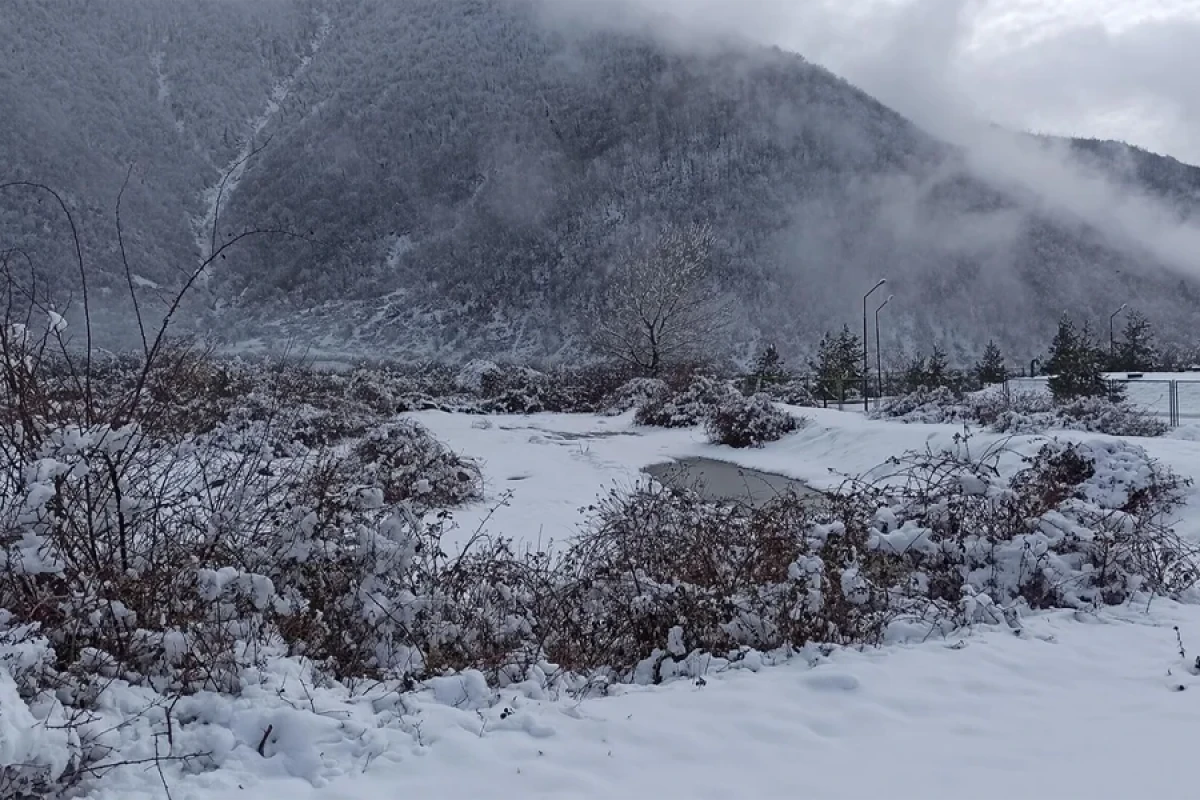 Yağıntılı hava şəraiti davam edir, bəzi yerlərdə qar yağır [[- FAKTİKİ HAVA]]