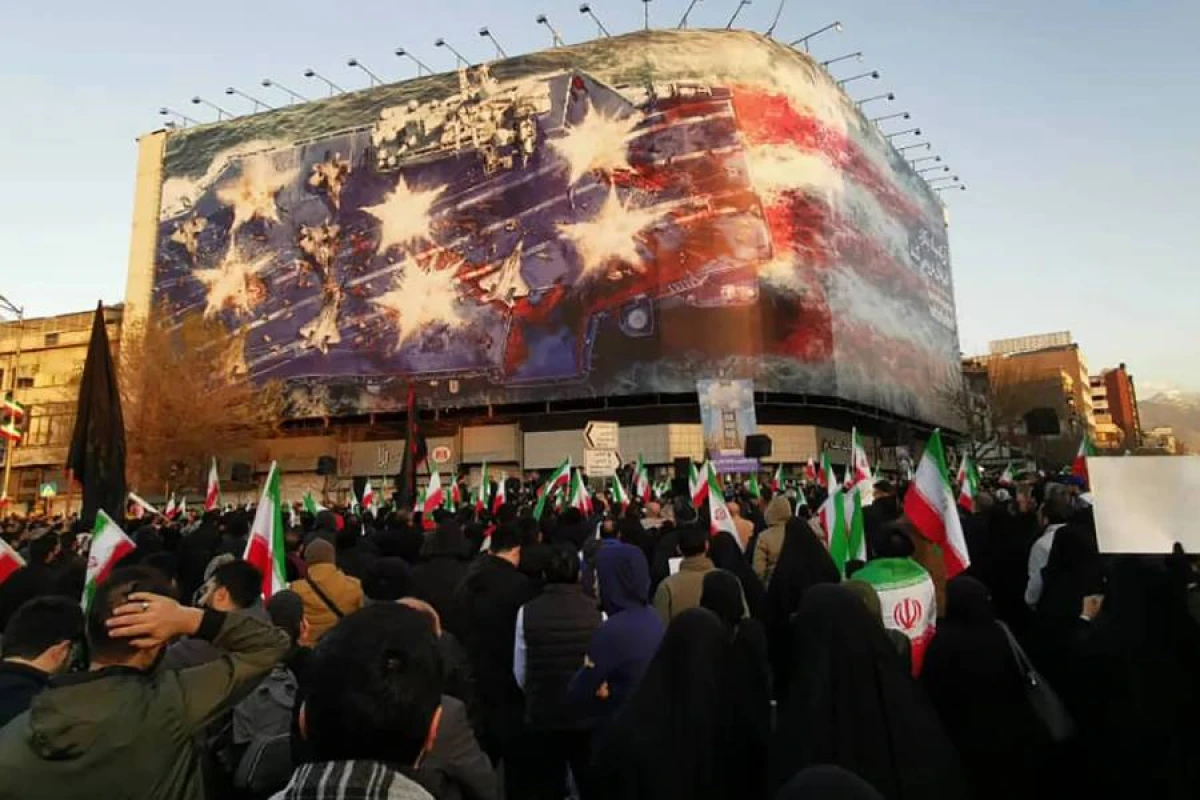 İranda ölənlərin sayı [[700-ə çatdı]]