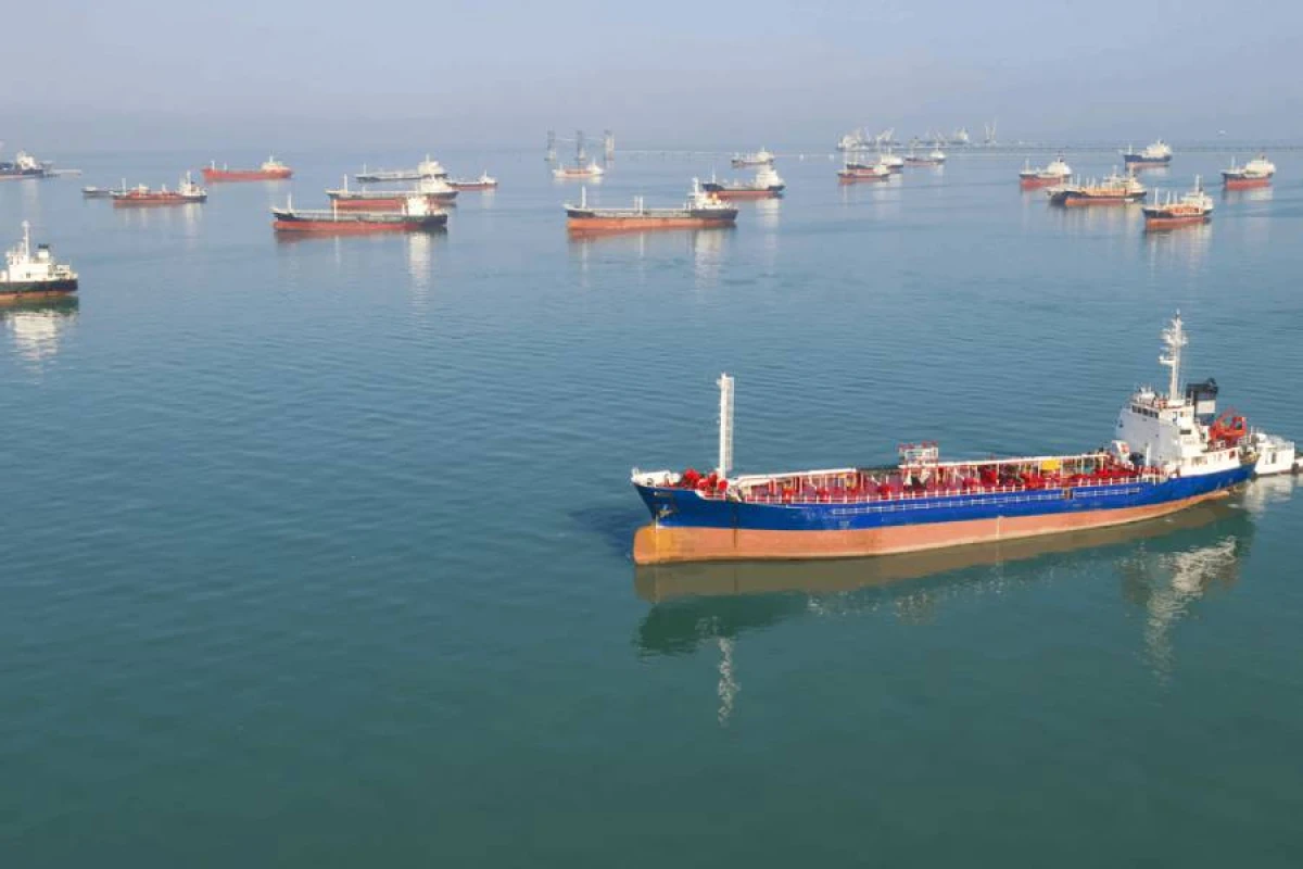 İraq sularında [[yeddi tanker ilişib qaldı]]