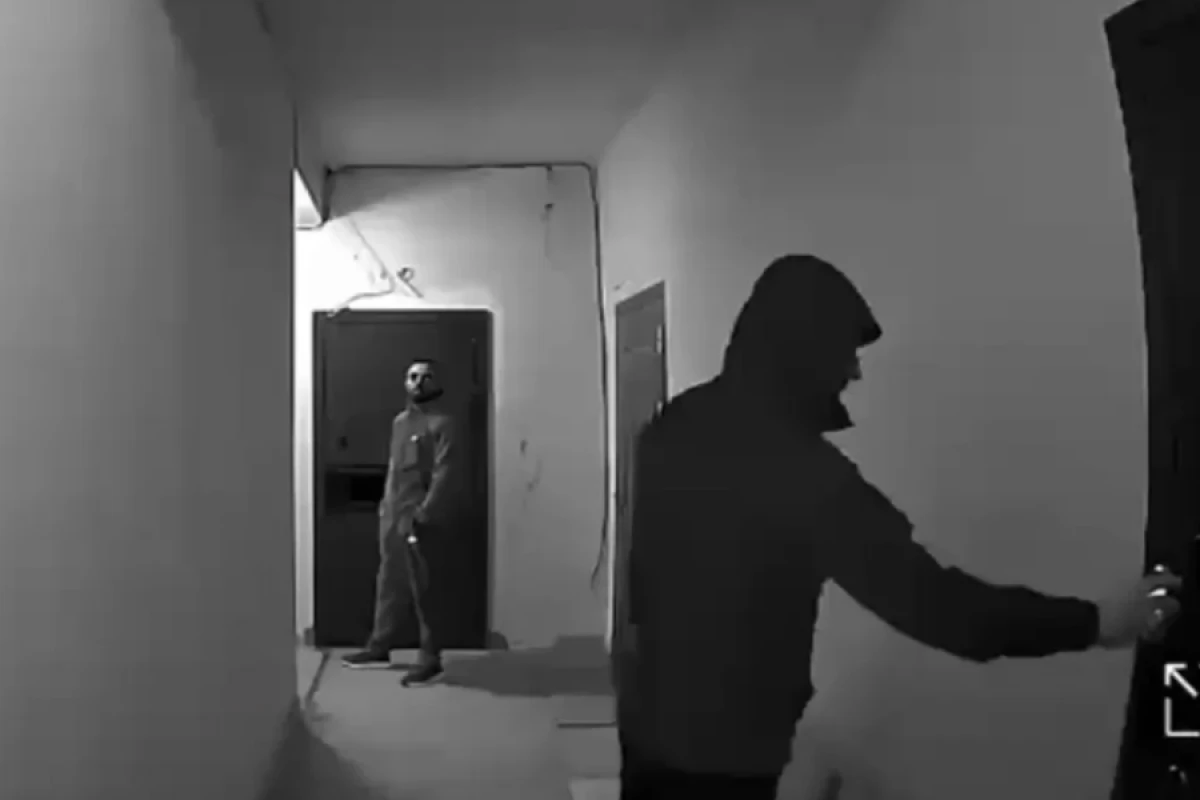 Mənzillərə oğurluq məqsədilə girməyə cəhd edən şəxs saxlanıldı- [[VİDEO]]