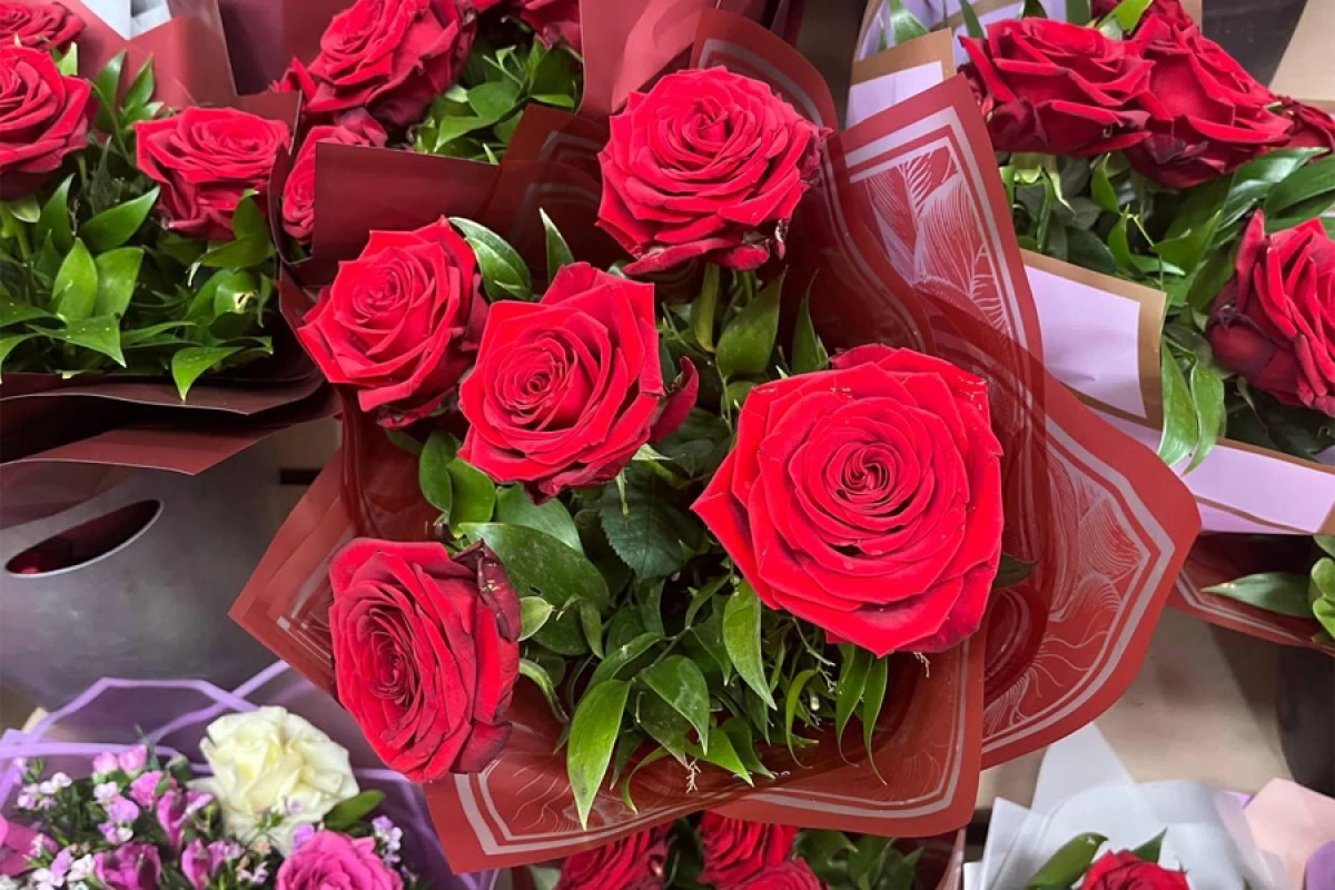 8 Mart ərəfəsində [[QİYMƏTLƏR NİYƏ ARTDI?  - 100 manata qızılgül...]]