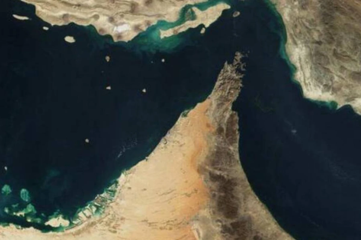 İran Hörmüz boğazında neft tankerinə [[zərbə endirdiyini açıqladı]]