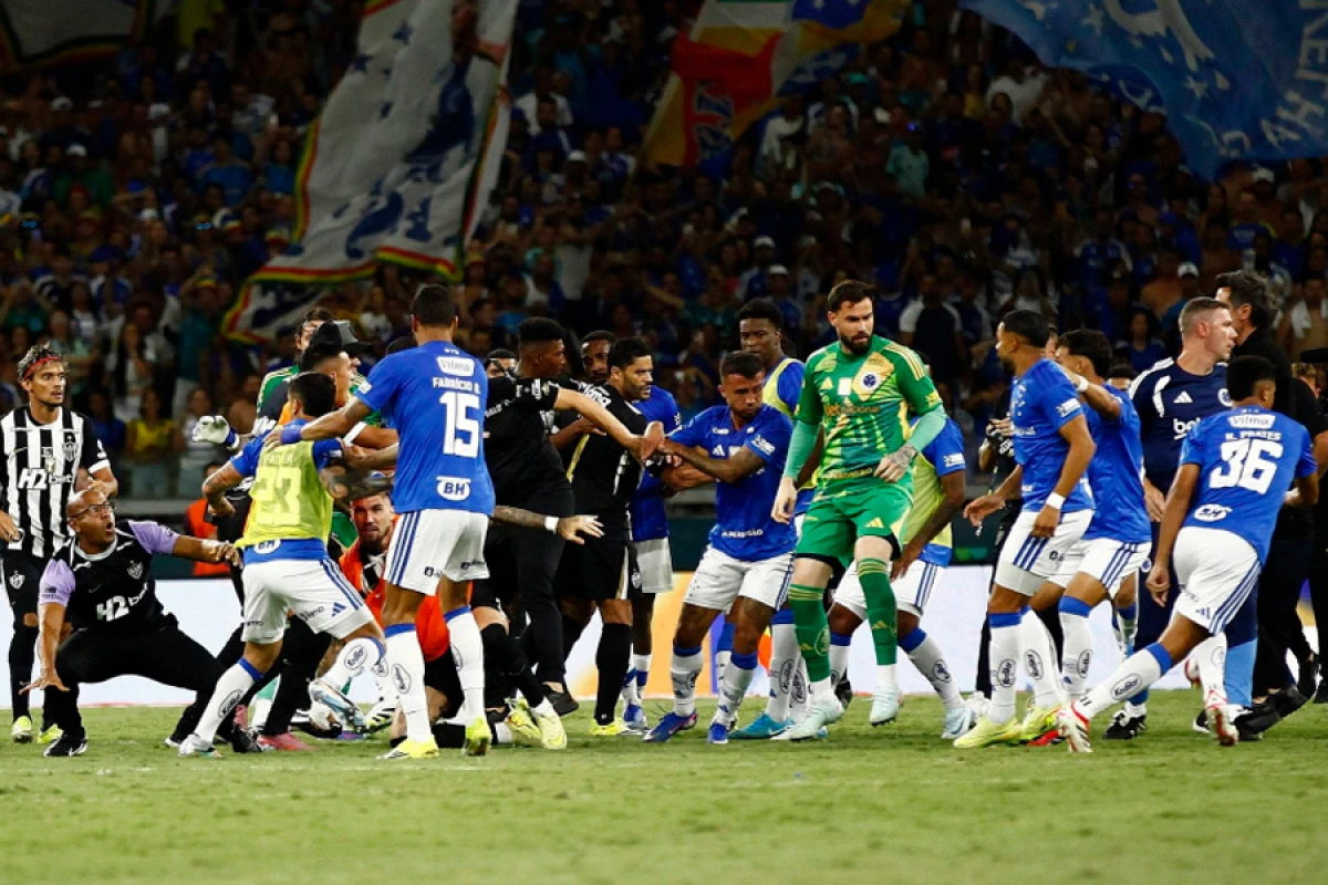 [[Final oyunu qalmaqalla bitdi:]] hakim 23 futbolçunu qovdu