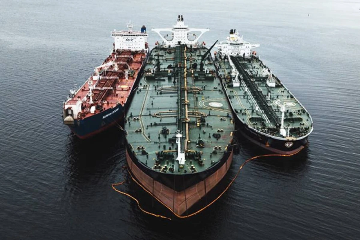 ABŞ bir tankerinin [[Hörmüz boğazından keçirdiyini]] açıqladı