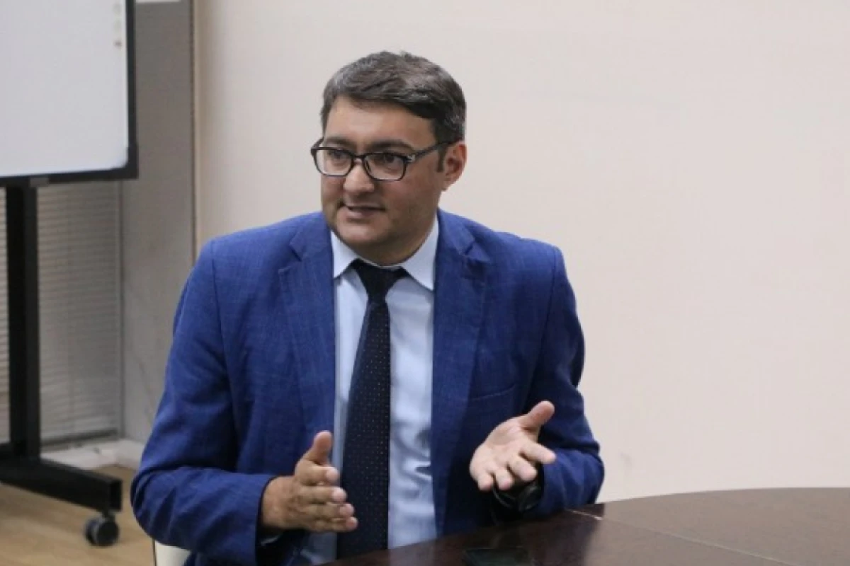 [[Əziz Əlibəyli]] vəzifəsindən ayrıldı