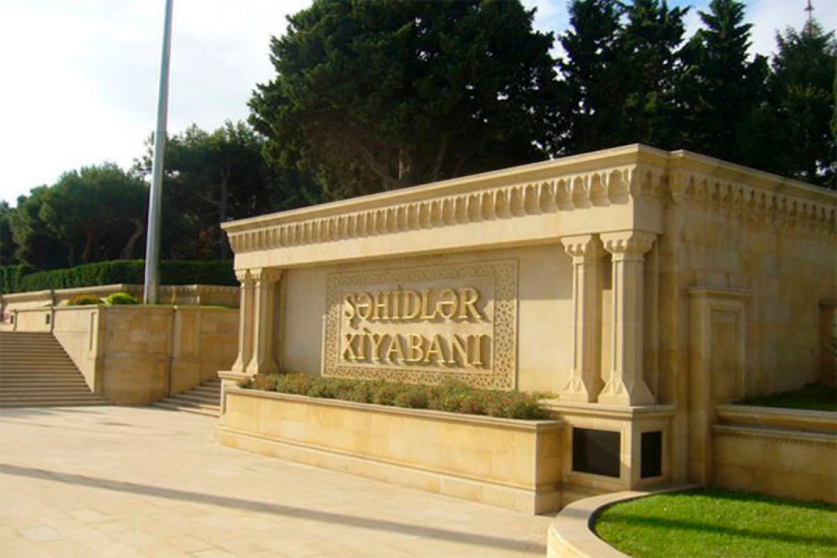 Antonio Koşta [[Bakıda şəhidlərin xatirəsini]] andı