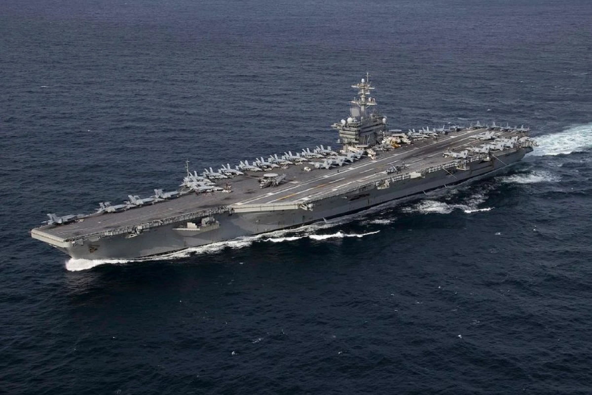 İran ABŞ-nin gəmisinə [[hücum etdi]]