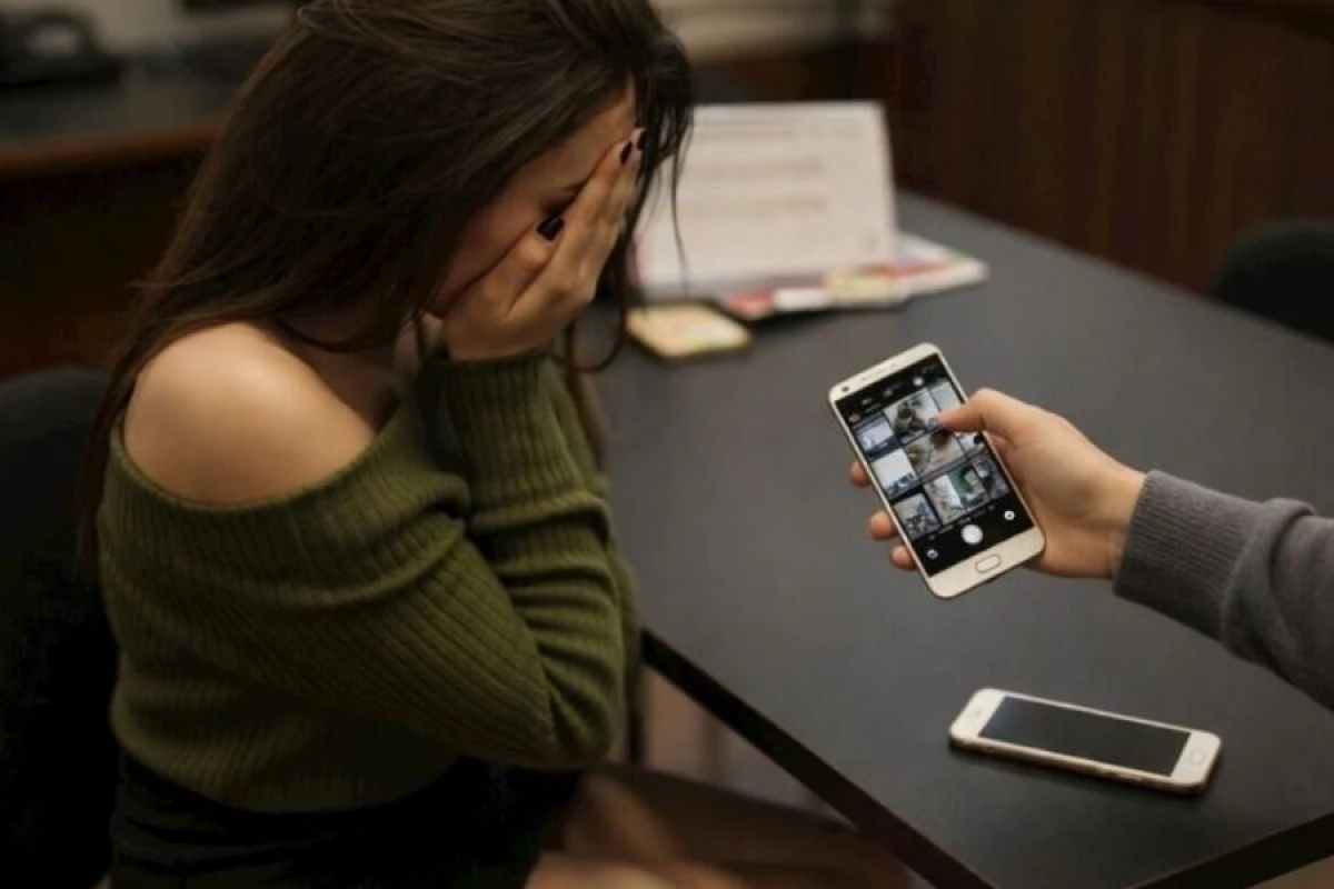 Aİ erotik “deepfake” yaradan süni intellektləri [[qadağan edəcək]]