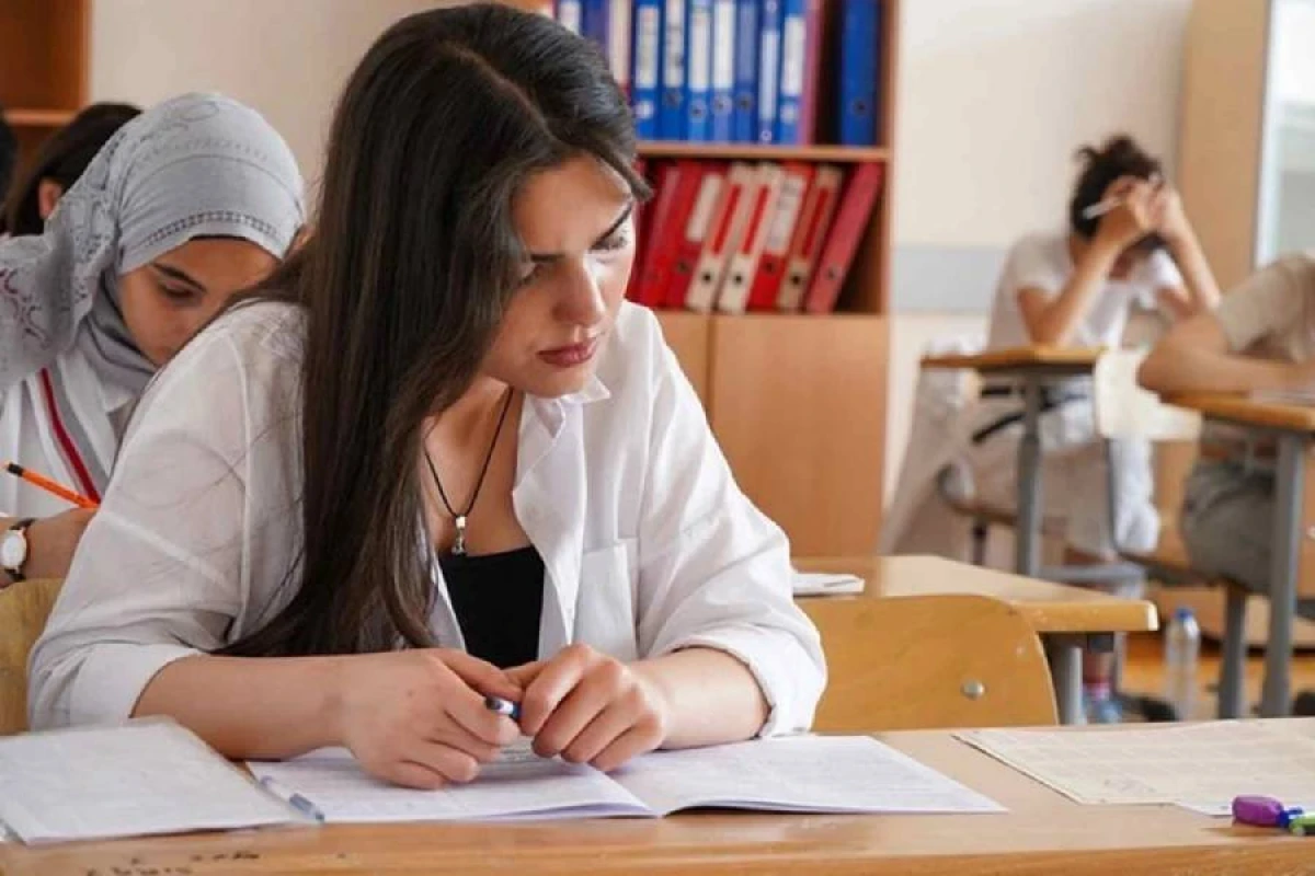 Tam orta təhsil səviyyəsi üzrə [[buraxılış imtahanı]] keçirildi